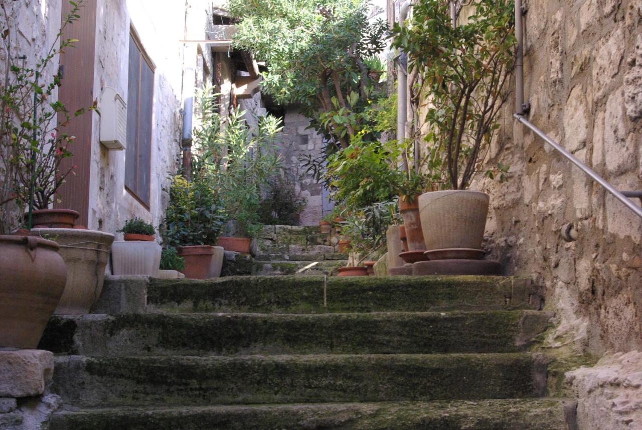 Mas De La Fadeto Bed and Breakfast Les Baux Exteriör bild
